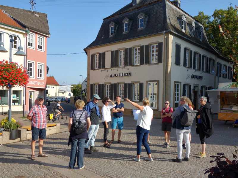 Bild einer Führung auf dem Marktplatz in Bad Sobernheim mit der alten Apotheke im Hintergrund