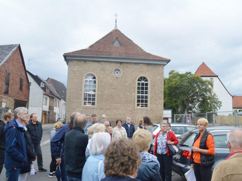 Eine Führung an der öffentlichen Bücherei (ehemalige Synagoge) in Bad Sobernheim